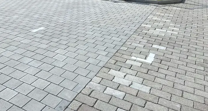 Große Hoffläche aus grauem Betonpflaster in zwei Formaten