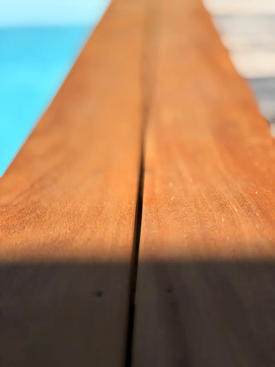 Zwei Garapa-Dielen in Nahaufnahme, im Schatten die vorgebohrten Edelstahlschrauben