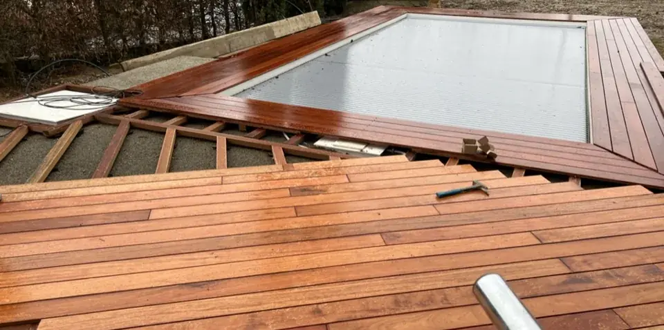 Terrasse aus Garapa rund um einen Pool, noch im Bau, mit sichtbarer Unterkonstruktion