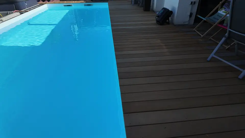 Fertige Terrasse aus Garapa direkt am Pool, Dielen bündig an den Beckenrand gesetzt