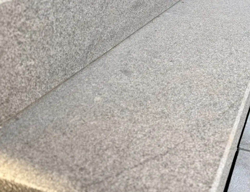 Untere Granit-Blockstufe vor der oberen Stufe
