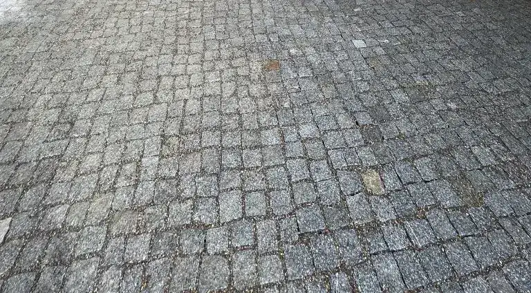 Graues Granit-Kleinpflaster, frisch verlegt