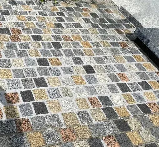 Buntes Mischpflaster aus Granit in Grau, Gelb, Rot und Anthrazit
