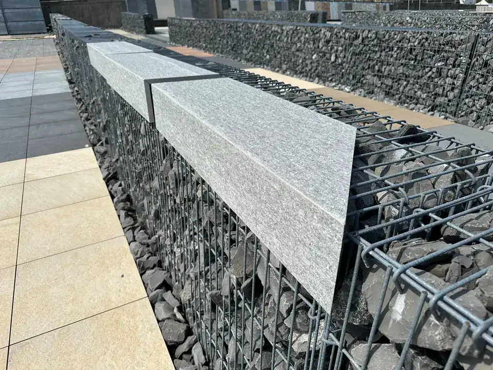 Mauerabdeckung in Winkelform auf einer Gabionenmauer