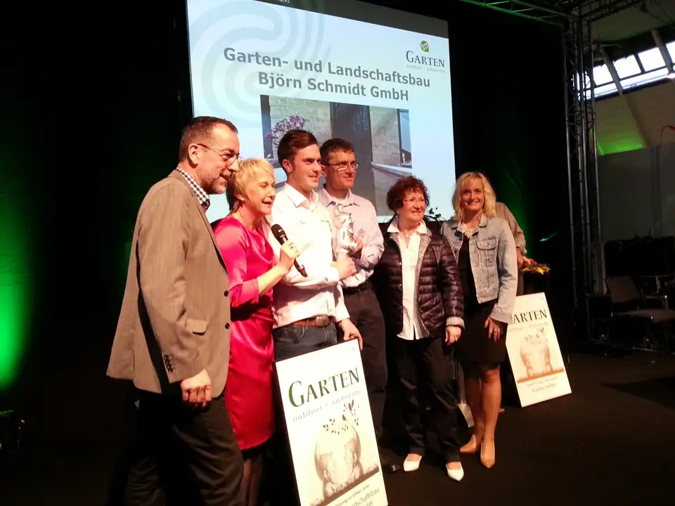 Preisverleihung 2016: das Team der Björn Schmidt GmbH mit dem Silbernen Gartenzwerg auf der Bühne der Messe Stuttgart