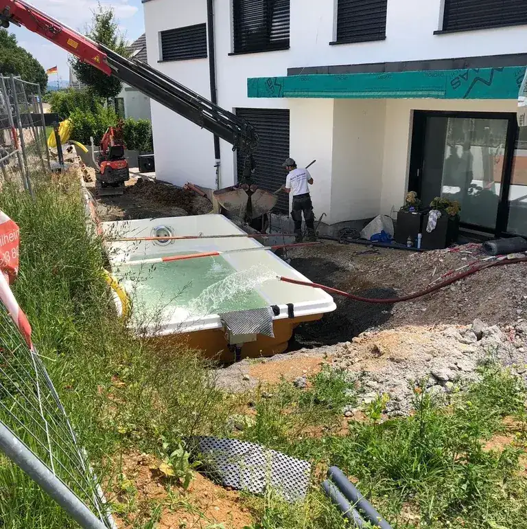 Eingesetztes Poolbecken wird mit Wasser gefüllt