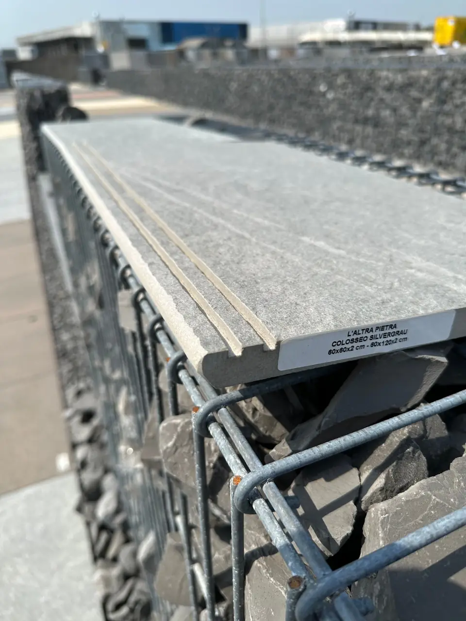 Beckenrandplatte aus Feinsteinzeug in Silbergrau mit gerundeter Kante und zwei Rillen, Etikett L’Altra Pietra Colosseo Silvergrau