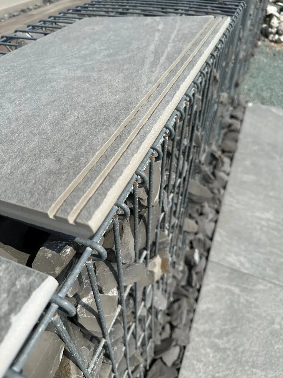 Beckenrandplatte aus Feinsteinzeug von oben mit zwei parallelen Rillen