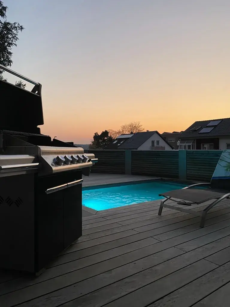Pool mit Terrasse am Abend