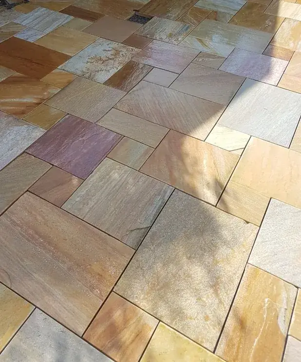 Sandsteinplatte mit feinen, pflanzenartigen Dendriten auf der Oberfläche
