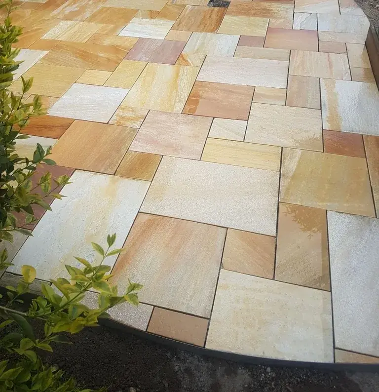 Terrasse aus Sandsteinplatten im Wildverband