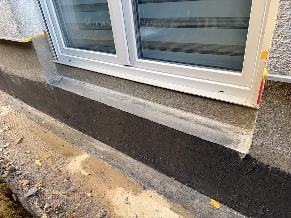 Abdichtung und Sockelputz unter einem bodentiefen Fenster