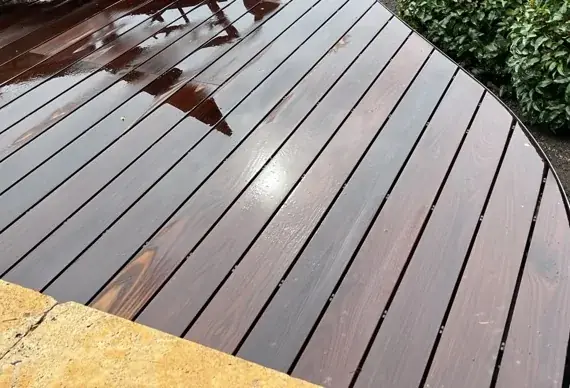 Dunkle Dielen aus Thermoesche, nass glänzend