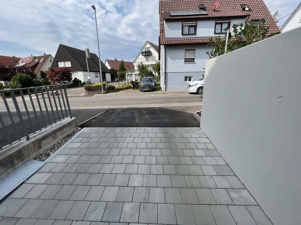 Gepflasterte Zufahrt mit neuem Asphaltanschluss an die Straße